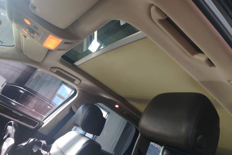 Used Volkswagen Touareg 2011 3.0 TSI Comfort Version Headliner