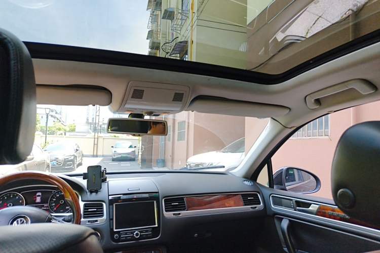 Used Volkswagen Touareg 2011 3.0 TSI High-End Version Headliner