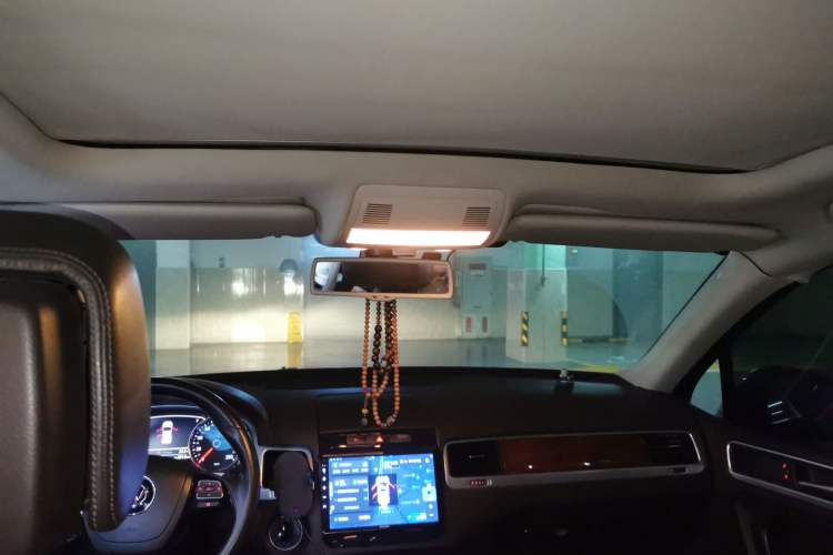 Used Volkswagen Touareg 2011 3.0 TSI Comfort Version Headliner