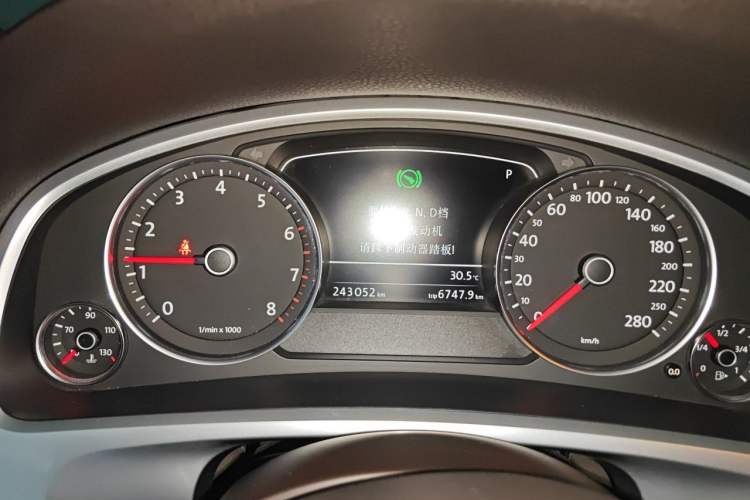 Used Volkswagen Touareg 2011 3.0 TSI Comfort Version Instrument Cluster