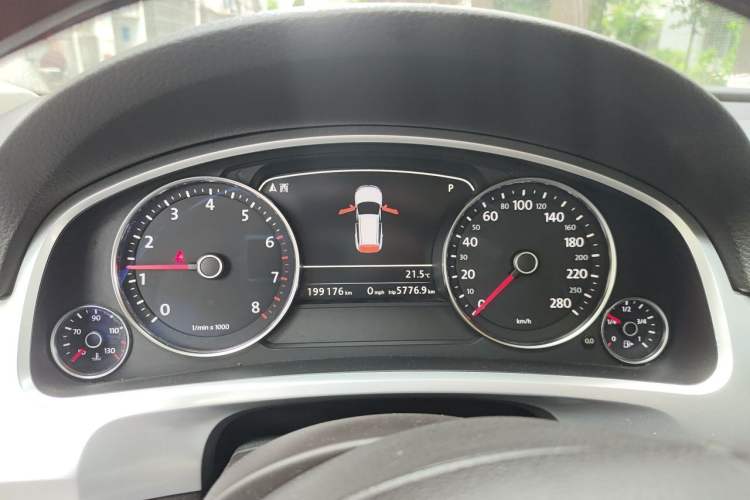 Used Volkswagen Touareg 2011 3.0 TSI High-End Version Instrument Cluster