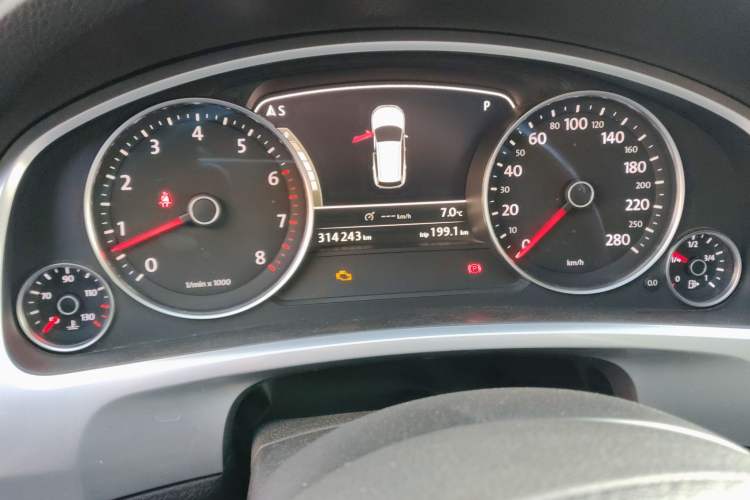 Used Volkswagen Touareg 2011 3.0 TSI High-End Version Instrument Cluster