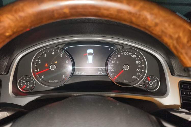 Used Volkswagen Touareg 2011 3.0 TSI High-End Version Instrument Cluster