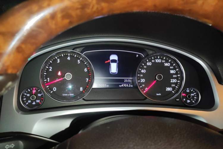 Used Volkswagen Touareg 2011 3.0 TSI High-End Version Instrument Cluster