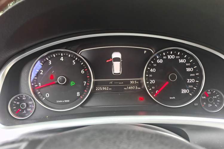 Used Volkswagen Touareg 2011 3.0 TSI High-End Version Instrument Cluster