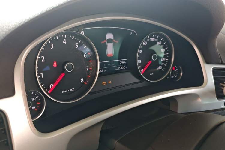 Used Volkswagen Touareg 2011 3.0 TSI High-End Version Instrument Cluster