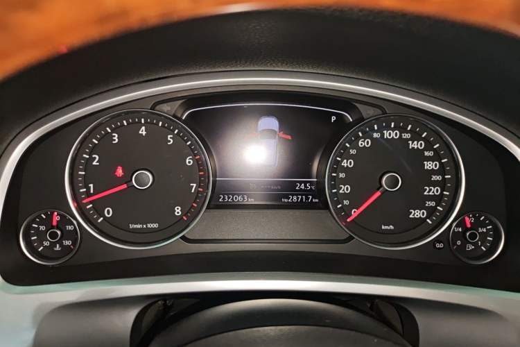Used Volkswagen Touareg 2011 3.0 TSI High-End Version Instrument Cluster