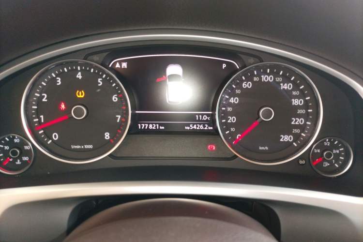 Used Volkswagen Touareg 2011 3.0 TSI Comfort Version Instrument Cluster