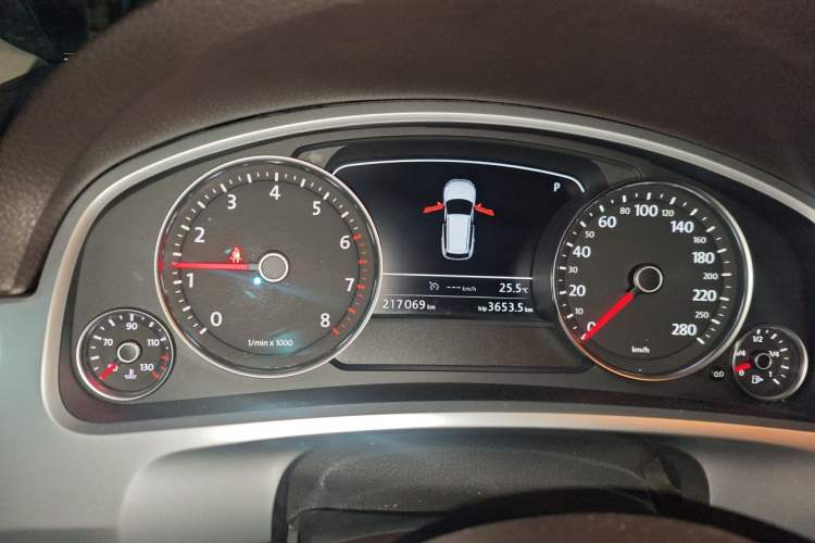 Used Volkswagen Touareg 2011 3.0 TSI Comfort Version Instrument Cluster