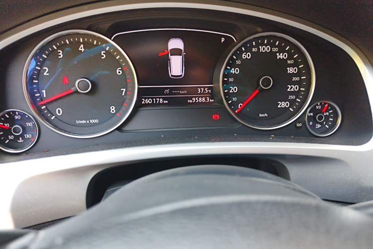 Used Volkswagen Touareg 2011 3.0 TSI High-End Version Instrument Cluster
