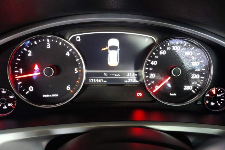 Used Volkswagen Touareg 2011 3.0 TDI Diesel Comfort Version Instrument Cluster