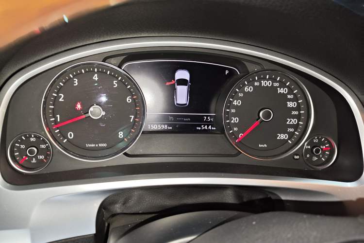 Used Volkswagen Touareg 2011 3.0 TSI Comfort Version Instrument Cluster