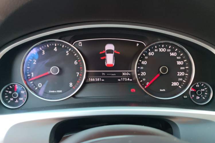 Used Volkswagen Touareg 2011 3.0 TSI High-End Version Instrument Cluster
