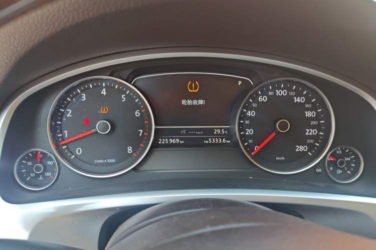 Used Volkswagen Touareg 2011 3.0 TSI Comfort Version Instrument Cluster