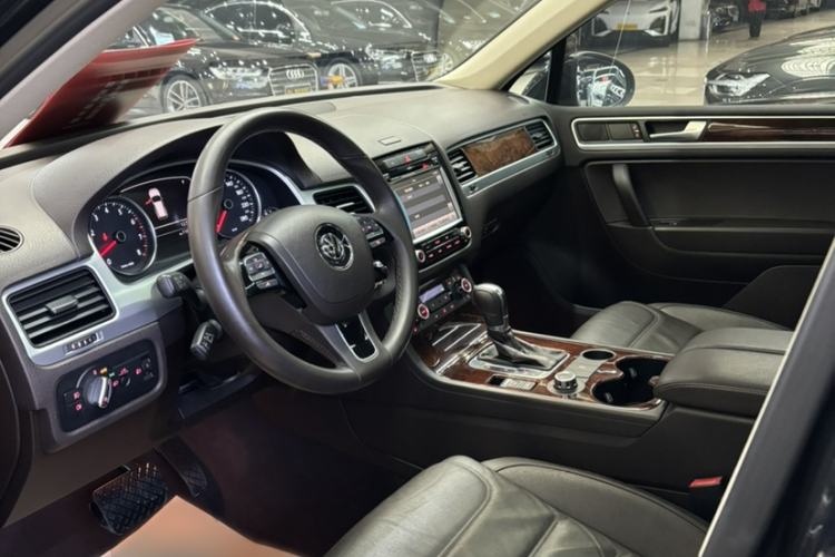 Used Volkswagen Touareg 2011 3.0 TSI Standard Version Interior 1