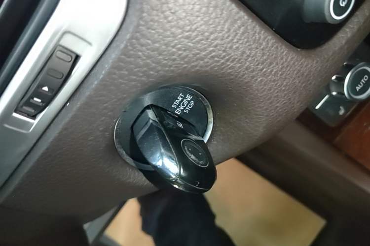 Used Volkswagen Touareg 2011 3.0 TSI Comfort Version Interior 1
