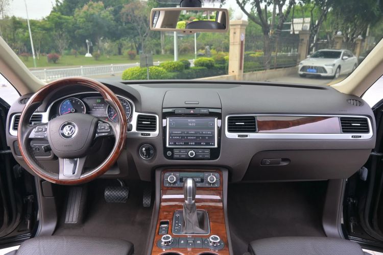 Used Volkswagen Touareg 2011 3.0 TSI Comfort Version Interior 1