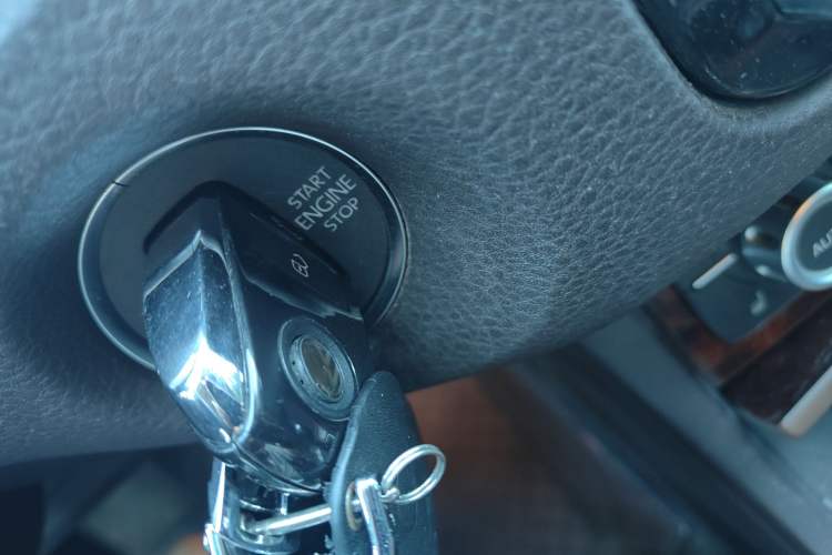 Used Volkswagen Touareg 2011 3.0 TSI Standard Version Interior 1