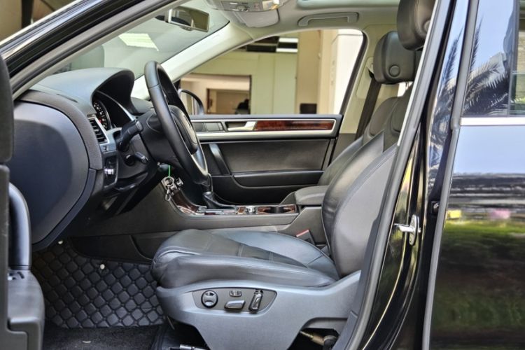 Used Volkswagen Touareg 2011 3.0 TSI Standard Version Interior 1