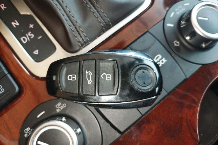 Used Volkswagen Touareg 2011 3.0 TSI Comfort Version Interior 1
