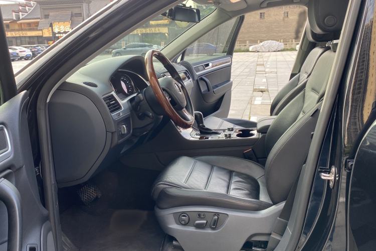 Used Volkswagen Touareg 2011 3.0 TSI Comfort Version Interior 1