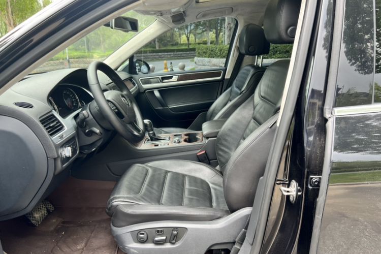 Used Volkswagen Touareg 2011 3.0 TDI Diesel Standard Version Interior 2