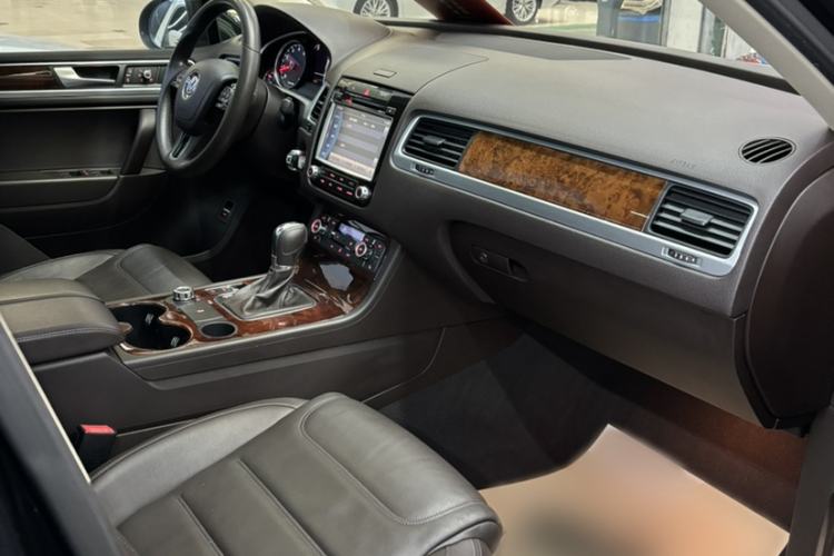 Used Volkswagen Touareg 2011 3.0 TSI Standard Version Interior 2