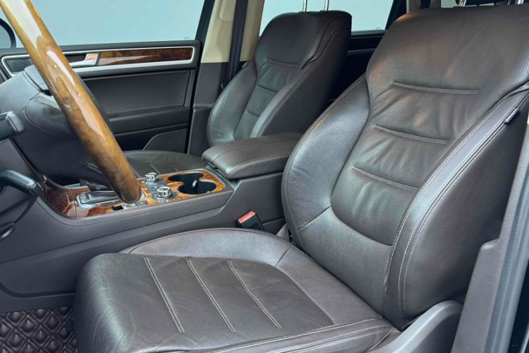 Used Volkswagen Touareg 2011 3.0 TSI Comfort Version Interior 2