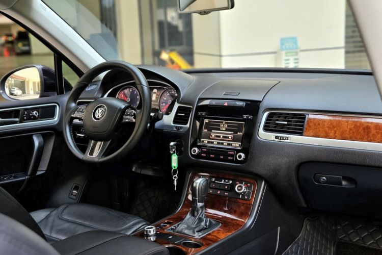 Used Volkswagen Touareg 2011 3.0 TSI Standard Version Interior 2