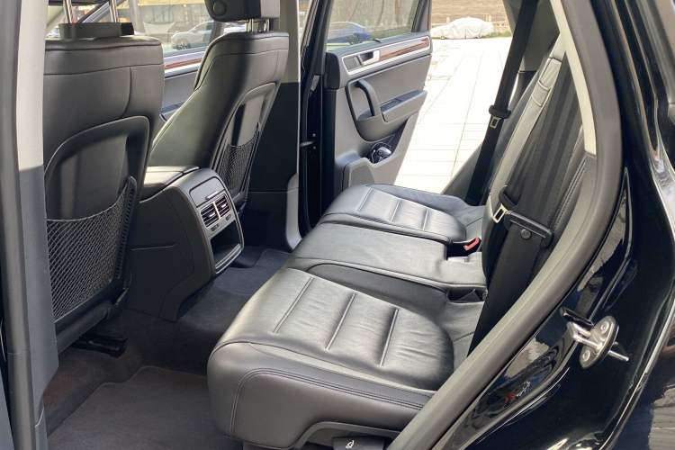 Used Volkswagen Touareg 2011 3.0 TSI Comfort Version Interior 2