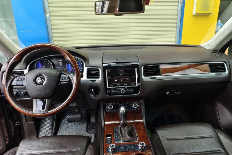 Used Volkswagen Touareg 2011 3.0 TDI Diesel Comfort Version Interior 2
