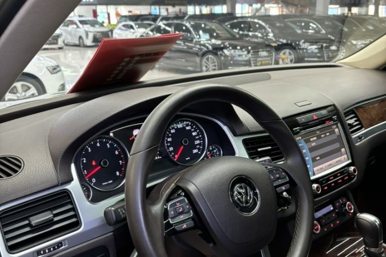 Used Volkswagen Touareg 2011 3.0 TSI Standard Version Interior 3