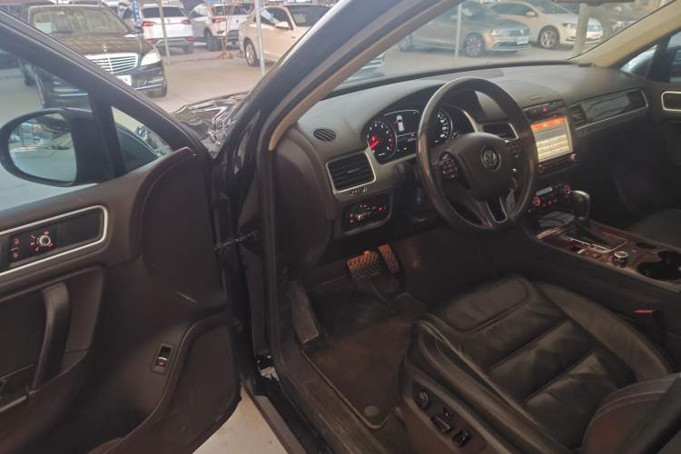 Used Volkswagen Touareg 2011 3.0 TSI Standard Version Interior 3