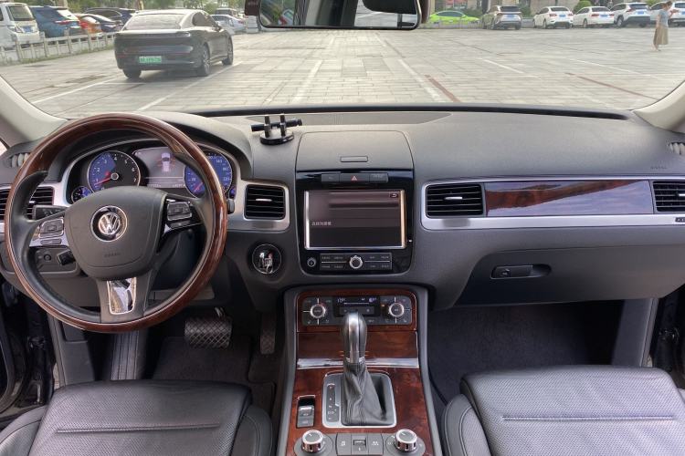 Used Volkswagen Touareg 2011 3.0 TSI Comfort Version Interior 3