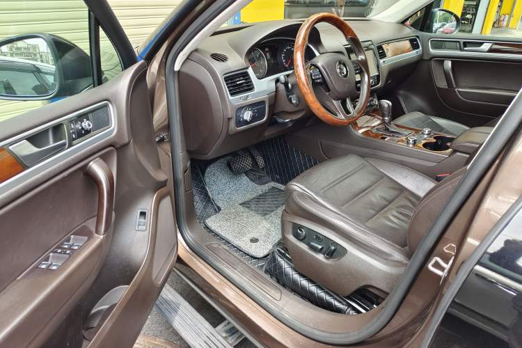 Used Volkswagen Touareg 2011 3.0 TDI Diesel Comfort Version Interior 3