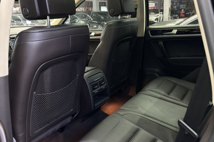 Used Volkswagen Touareg 2011 3.0 TSI Standard Version Interior 4