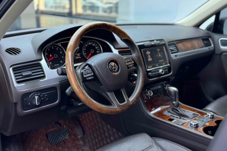 Used Volkswagen Touareg 2011 3.0 TSI Comfort Version Interior 4