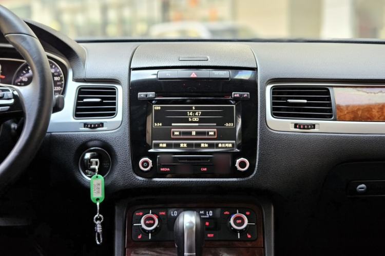 Used Volkswagen Touareg 2011 3.0 TSI Standard Version Interior 4