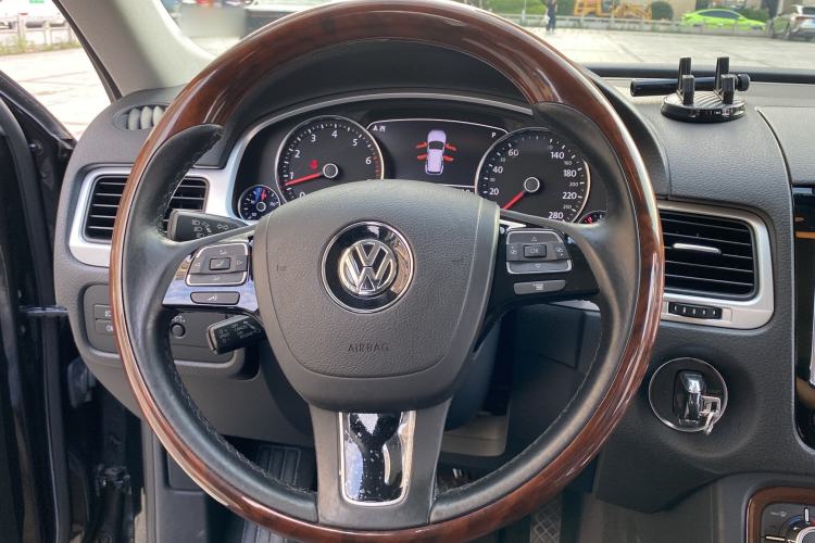 Used Volkswagen Touareg 2011 3.0 TSI Comfort Version Interior 4