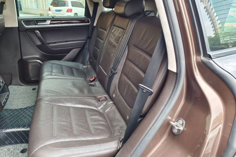 Used Volkswagen Touareg 2011 3.0 TDI Diesel Comfort Version Interior 4