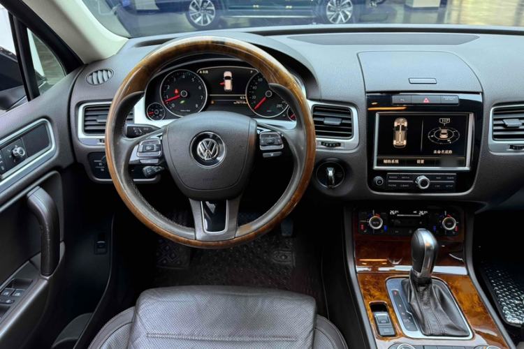 Used Volkswagen Touareg 2011 3.0 TSI Comfort Version Interior 5