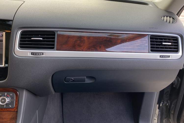 Used Volkswagen Touareg 2011 3.0 TSI Comfort Version Interior 5