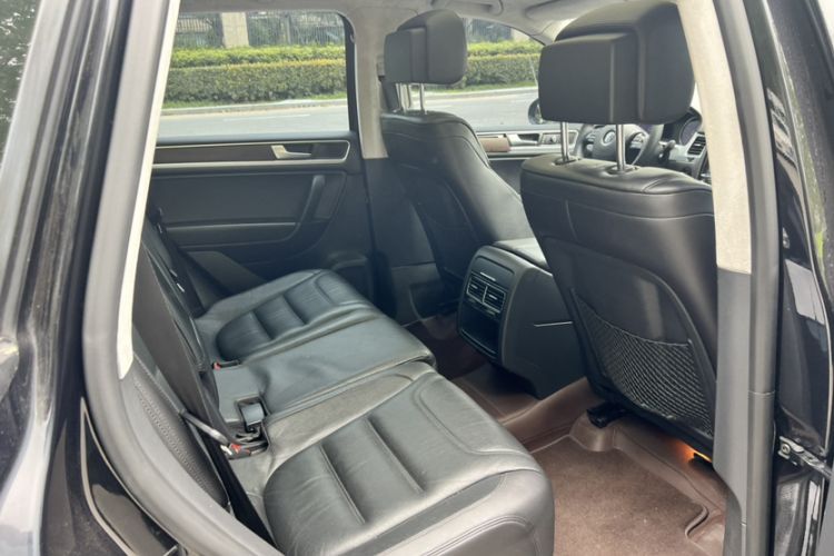 Used Volkswagen Touareg 2011 3.0 TDI Diesel Standard Version Interior 6
