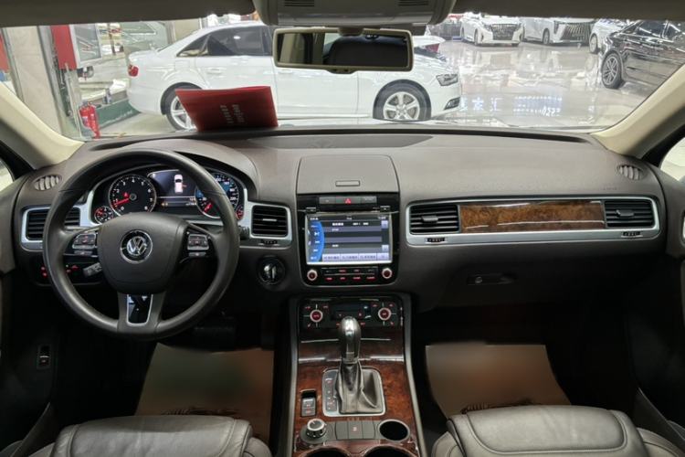 Used Volkswagen Touareg 2011 3.0 TSI Standard Version Interior 6