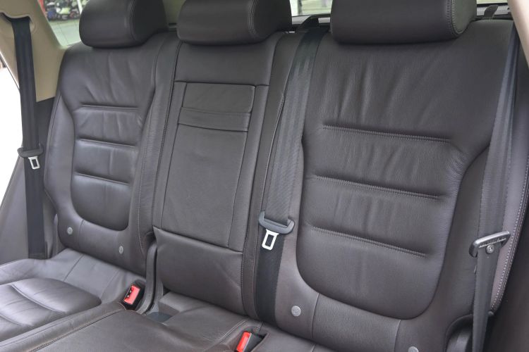 Used Volkswagen Touareg 2011 3.0 TSI Comfort Version Interior 6
