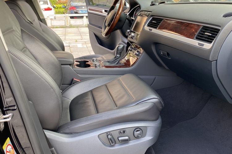 Used Volkswagen Touareg 2011 3.0 TSI Comfort Version Interior 6
