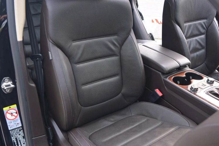 Used Volkswagen Touareg 2011 3.0 TSI Comfort Version Interior 8