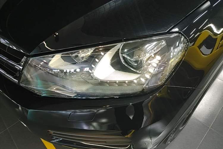 Used Volkswagen Touareg 2011 3.0 TSI Comfort Version Left Front Headlight