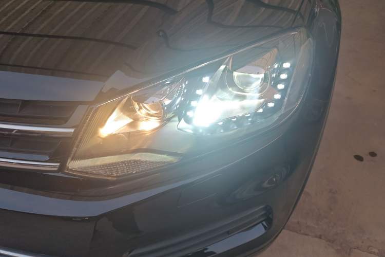 Used Volkswagen Touareg 2011 3.0 TSI Standard Version Left Front Headlight
