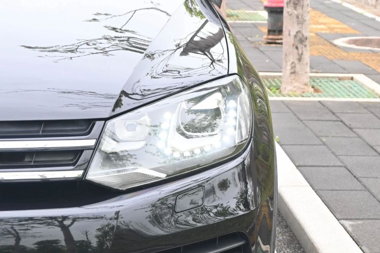 Used Volkswagen Touareg 2011 3.0 TSI Comfort Version Left Front Headlight